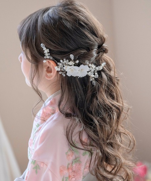 Catherine Cottage(キャサリンコテージ)の「ホワイトフラワービジューヘアコーム(その他ヘアアクセサリー・キッズ・ホワイト系2/ホワイト系1・FREE)」の4枚目の写真