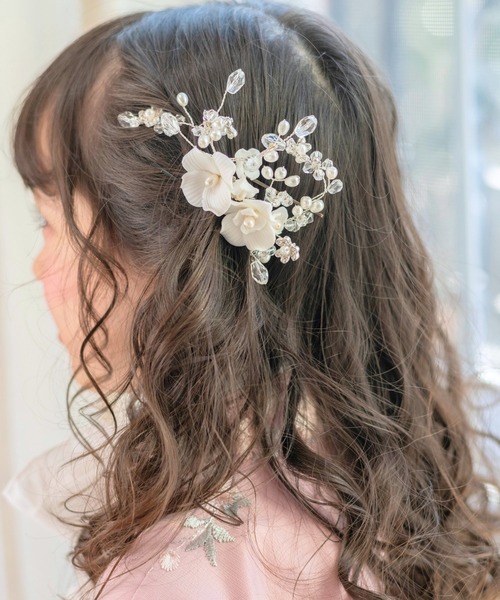 Catherine Cottage(キャサリンコテージ)の「ホワイトフラワービジューヘアコーム(その他ヘアアクセサリー・キッズ・ホワイト系2/ホワイト系1・FREE)」の9枚目の写真