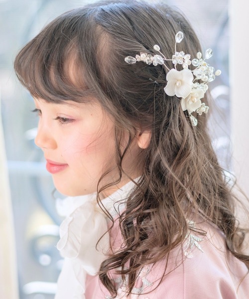 Catherine Cottage(キャサリンコテージ)の「ホワイトフラワービジューヘアコーム(その他ヘアアクセサリー・キッズ・ホワイト系2/ホワイト系1・FREE)」の11枚目の写真