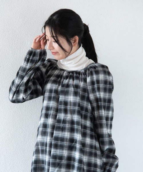 LOSUCA(ロスカ)の「ヒマワリオイル加工タートルネック / ナチュラル フレンチ 大人カジュアル ベーシック シティガール(Tシャツ/カットソー・レディース・ブラック/オフホワイト/チャコールグレー・FREE)」の19枚目の写真