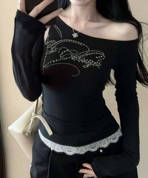NANEA(ナネア)の「ラインストーンロゴワンショルダートップス(Tシャツ/カットソー・レディース・ブラック/ベージュ・SMALL/MEDIUM/LARGE)」の2枚目の写真