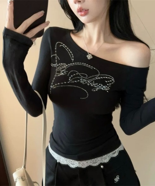 NANEA(ナネア)の「ラインストーンロゴワンショルダートップス(Tシャツ/カットソー・レディース・ブラック/ベージュ・SMALL/MEDIUM/LARGE)」の3枚目の写真