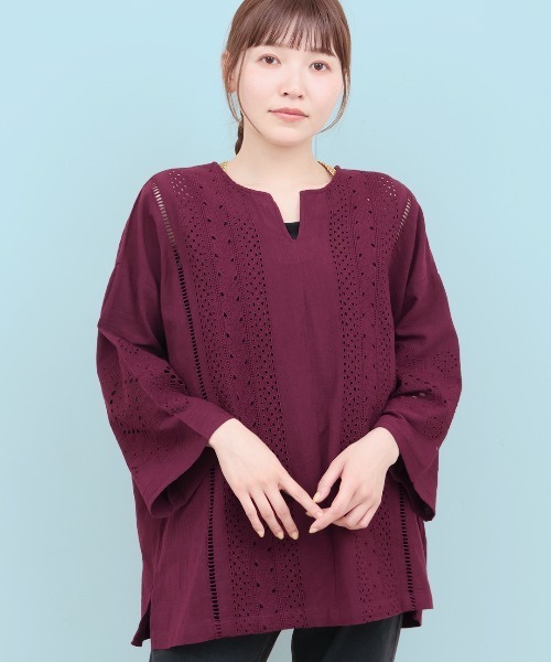 チチカカ（チチカカ）の「Rico カットワーク刺繍プルオーバー（シャツ/ブラウス・レディース・ナチュラル/ボルドー/グリーン・FREE）」の3枚目の写真