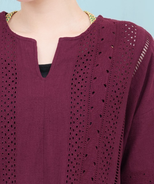 チチカカ（チチカカ）の「Rico カットワーク刺繍プルオーバー（シャツ/ブラウス・レディース・ナチュラル/ボルドー/グリーン・FREE）」の9枚目の写真