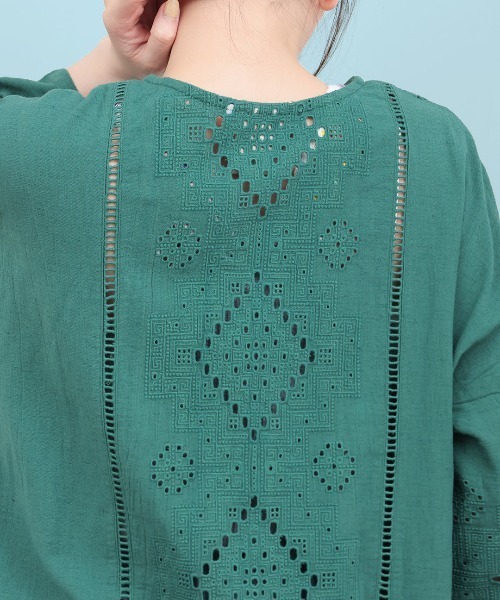 チチカカ（チチカカ）の「Rico カットワーク刺繍プルオーバー（シャツ/ブラウス・レディース・ナチュラル/ボルドー/グリーン・FREE）」の7枚目の写真