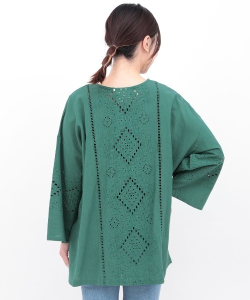 チチカカ（チチカカ）の「Rico カットワーク刺繍プルオーバー（シャツ/ブラウス・レディース・ナチュラル/ボルドー/グリーン・FREE）」の14枚目の写真