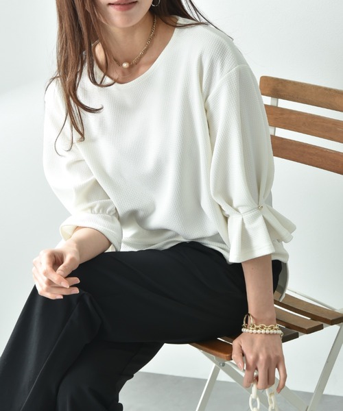 INTERPLANET（インタープラネット）の「フクレジャガード袖口タックデザインプルオーバー（Tシャツ/カットソー・レディース・オフホワイト/ブラック/ライトグレー・FREE）」の2枚目の写真