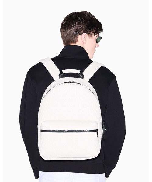 ARMANI EXCHANGE(アルマーニエクスチェンジ)の「【A|X アルマーニ エクスチェンジ】オールオーバーエンボスロゴ バックパック(EC限定カラー含)(バックパック/リュック・メンズ・ブラック/ブラウン/ホワイト・FREE)」の1枚目の写真