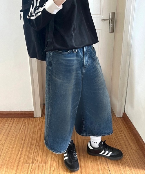 B.I.D.(ビーアイディー)の「《スーパービッグサイズデニムハーフワイドパンツ/Dカン付き/ヴィンテージ風加工/Y2K (MA/EK97)(デニムパンツ・レディース・ブラック/ブルー・1/2)」の1枚目の写真