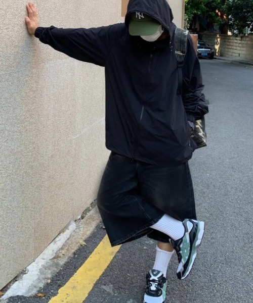 B.I.D.(ビーアイディー)の「《スーパービッグサイズデニムハーフワイドパンツ/Dカン付き/ヴィンテージ風加工/Y2K (MA/EK97)(デニムパンツ・レディース・ブラック/ブルー・1/2)」の3枚目の写真
