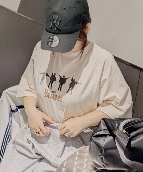 The Beatles(ザビートルズ)の「【別注】THE BEATLES ザ ビートルズ HELPラグランTシャツ(Tシャツ/カットソー・メンズ・オフホワイト/その他2/ネイビー/その他1・M/LL/L)」の1枚目の写真