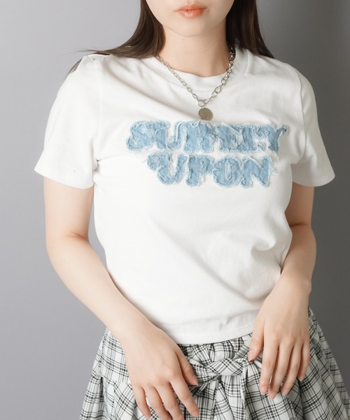 SPINNS（スピンズ）の「半袖ピタTシャツ/デニムワッペン（Tシャツ/カットソー・レディース・カーキ/レッド/オフホワイト/ブラック/ブルー系その他/ホワイト系その他・ONESIZE）」の2枚目の写真