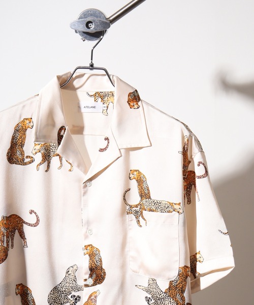 ATELANE（アテレーン）の「ATELANE ルーズシルエット総柄開襟アロハシャツ（シャツ/ブラウス・レディース・ブラック/グレー/ブルー/ワイン/グリーン/ブラック系1/ベージュ/ブラック系/ネイビー/アイボリー/ネイビー系/ベージュ系/ブラウン/アイボリー系・M/L/XL）」の2枚目の写真
