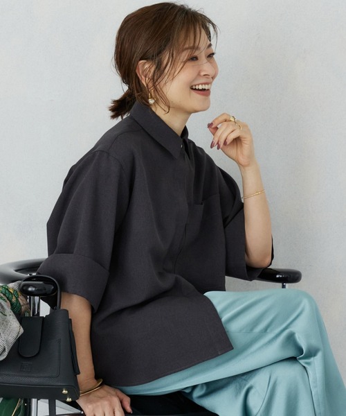INED（イネド）の「【三尋木奈保コラボ】辛口モードなワイドスリーブシャツ「セットアップ対応」（シャツ/ブラウス・レディース・チャコールグレー/ベージュ・7号/9号）」の2枚目の写真