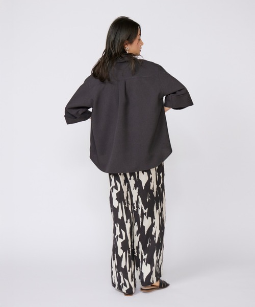 INED（イネド）の「【三尋木奈保コラボ】辛口モードなワイドスリーブシャツ「セットアップ対応」（シャツ/ブラウス・レディース・チャコールグレー/ベージュ・7号/9号）」の15枚目の写真