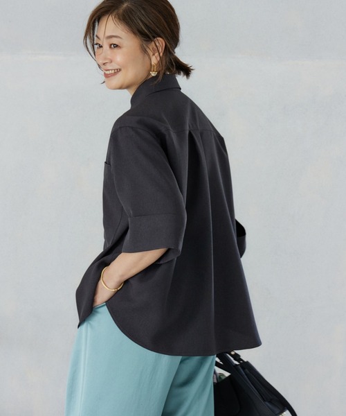 INED（イネド）の「【三尋木奈保コラボ】辛口モードなワイドスリーブシャツ「セットアップ対応」（シャツ/ブラウス・レディース・チャコールグレー/ベージュ・7号/9号）」の16枚目の写真