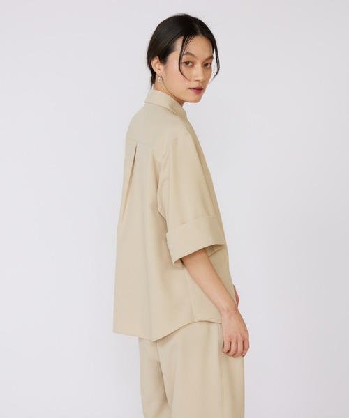 INED（イネド）の「【三尋木奈保コラボ】辛口モードなワイドスリーブシャツ「セットアップ対応」（シャツ/ブラウス・レディース・チャコールグレー/ベージュ・7号/9号）」の21枚目の写真