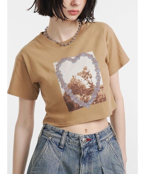 jouetie(ジュエティ)の「フラワーフォトフィットTシャツ(Tシャツ/カットソー・レディース・オフホワイト/ブラック/ベージュ・MEDIUM)」の4枚目の写真