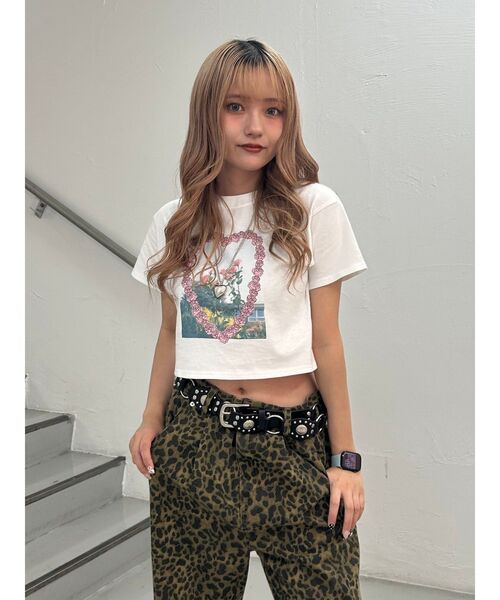 jouetie(ジュエティ)の「フラワーフォトフィットTシャツ(Tシャツ/カットソー・レディース・オフホワイト/ブラック/ベージュ・MEDIUM)」の16枚目の写真