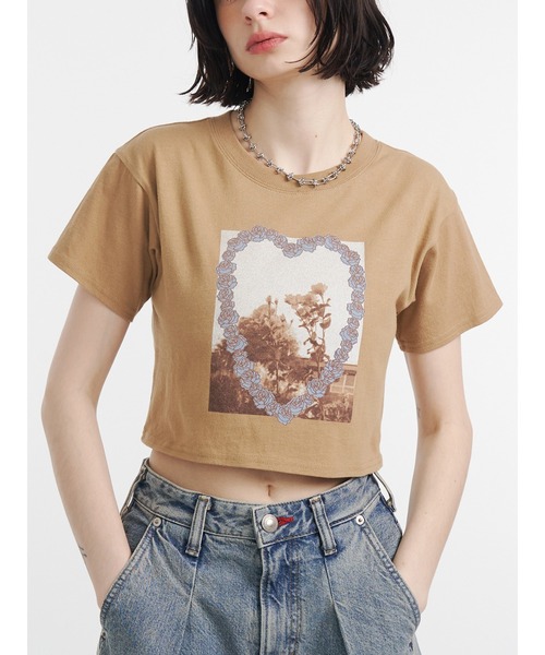 jouetie(ジュエティ)の「フラワーフォトフィットTシャツ(Tシャツ/カットソー・レディース・オフホワイト/ブラック/ベージュ・MEDIUM)」の3枚目の写真