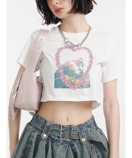 jouetie(ジュエティ)の「フラワーフォトフィットTシャツ(Tシャツ/カットソー・レディース・オフホワイト/ブラック/ベージュ・MEDIUM)」の1枚目の写真