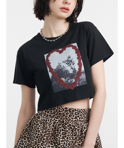 jouetie(ジュエティ)の「フラワーフォトフィットTシャツ(Tシャツ/カットソー・レディース・オフホワイト/ブラック/ベージュ・MEDIUM)」の2枚目の写真