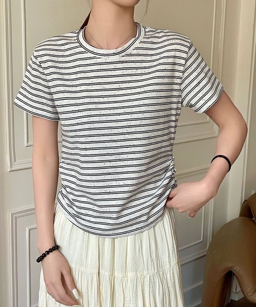 aimoha(アイモハ)の「ボーダー柄 半袖Tシャツ(Tシャツ/カットソー・レディース・グレー/ブラック/レッド/ベージュ・FREE)」の1枚目の写真
