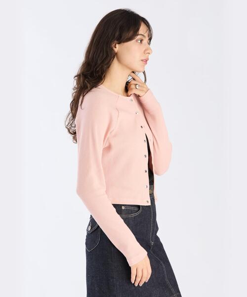 To b. by agnes b.（トゥービーバイアニエスベー）の「ワッフル コンパクト ロングスリーブ カーディガン（カーディガン/ボレロ・レディース・ピンク・40/38）」の2枚目の写真