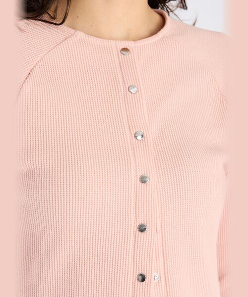 To b. by agnes b.（トゥービーバイアニエスベー）の「ワッフル コンパクト ロングスリーブ カーディガン（カーディガン/ボレロ・レディース・ピンク・40/38）」の5枚目の写真