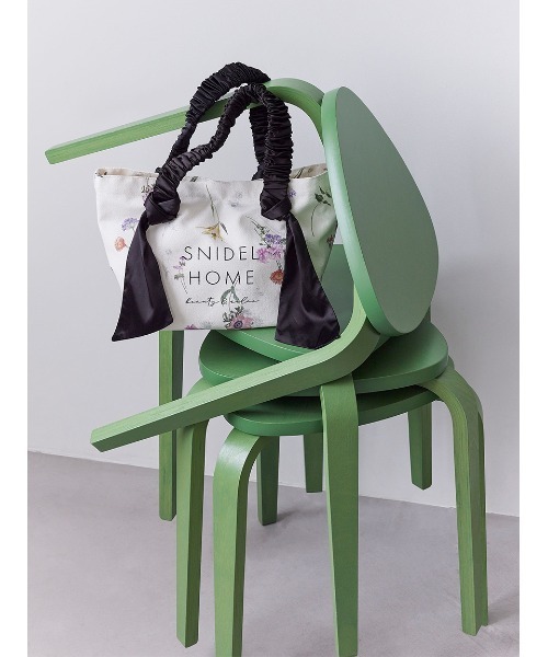 SNIDEL HOME(スナイデルホーム)の「オーガニックキャンバストート -SMALL-(FLOWER)(トートバッグ・レディース・ピンク/ブラック・F)」の4枚目の写真
