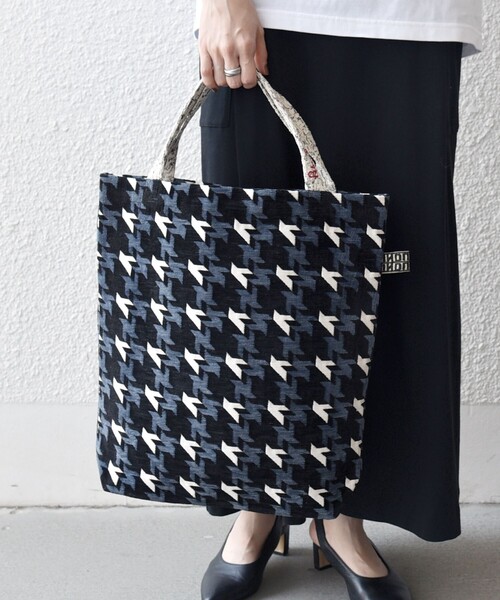BINDU（ビンドゥー）の「【SHIPS any別注】BINDU: ジャカード 千鳥 トート バッグ（トートバッグ・レディース・ブラック/ベージュ・ONE SIZE）」の12枚目の写真