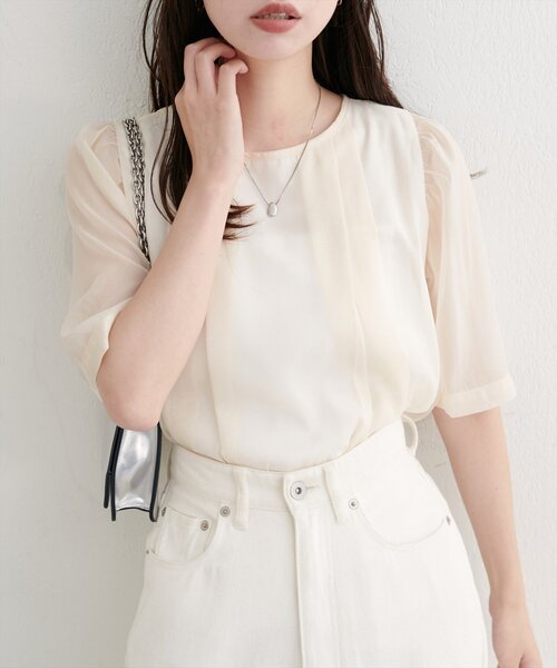 natural couture(ナチュラルクチュール)の「【WEB限定】ほんのりラメシアータックプリーツブラウス(シャツ/ブラウス・レディース・グレー/オフホワイト/ピンク/ミント/オレンジ/ブラック・FREE)」の2枚目の写真