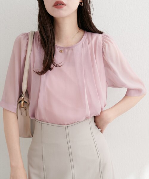 natural couture(ナチュラルクチュール)の「【WEB限定】ほんのりラメシアータックプリーツブラウス(シャツ/ブラウス・レディース・グレー/オフホワイト/ピンク/ミント/オレンジ/ブラック・FREE)」の5枚目の写真