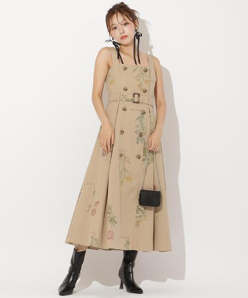 AND COUTURE(アンドクチュール)の「オータムフラワートレンチジャンスカ(ジャンパースカート・レディース・ベージュ/グリーン・FREE)」の1枚目の写真