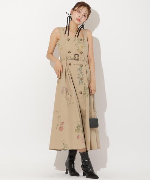 AND COUTURE(アンドクチュール)の「オータムフラワートレンチジャンスカ(ジャンパースカート・レディース・ベージュ/グリーン・FREE)」の13枚目の写真