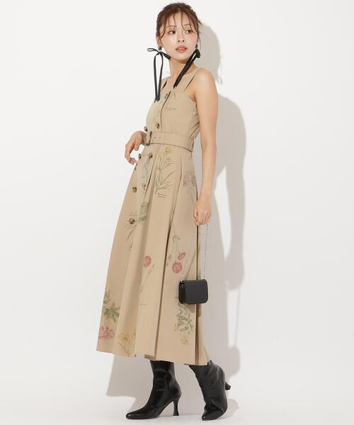 AND COUTURE(アンドクチュール)の「オータムフラワートレンチジャンスカ(ジャンパースカート・レディース・ベージュ/グリーン・FREE)」の14枚目の写真