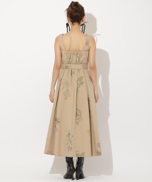 AND COUTURE(アンドクチュール)の「オータムフラワートレンチジャンスカ(ジャンパースカート・レディース・ベージュ/グリーン・FREE)」の3枚目の写真