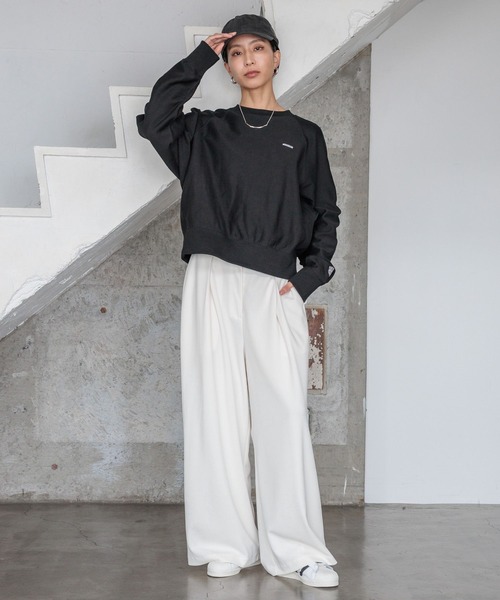 HEREIAM（ヘレイアム）の「【HEREIAM】ユニセックス/毎年人気！ワッペンロゴクルーネックトレーナー（スウェット・レディース・ホワイト/ブラック/ブラウン/アクア・MEDIUM/LARGE）」の5枚目の写真