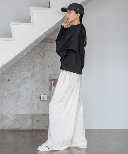 HEREIAM（ヘレイアム）の「【HEREIAM】ユニセックス/毎年人気！ワッペンロゴクルーネックトレーナー（スウェット・レディース・ホワイト/ブラック/ブラウン/アクア・MEDIUM/LARGE）」の6枚目の写真