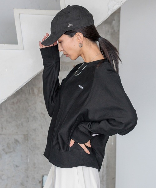 HEREIAM（ヘレイアム）の「【HEREIAM】ユニセックス/毎年人気！ワッペンロゴクルーネックトレーナー（スウェット・レディース・ホワイト/ブラック/ブラウン/アクア・MEDIUM/LARGE）」の8枚目の写真