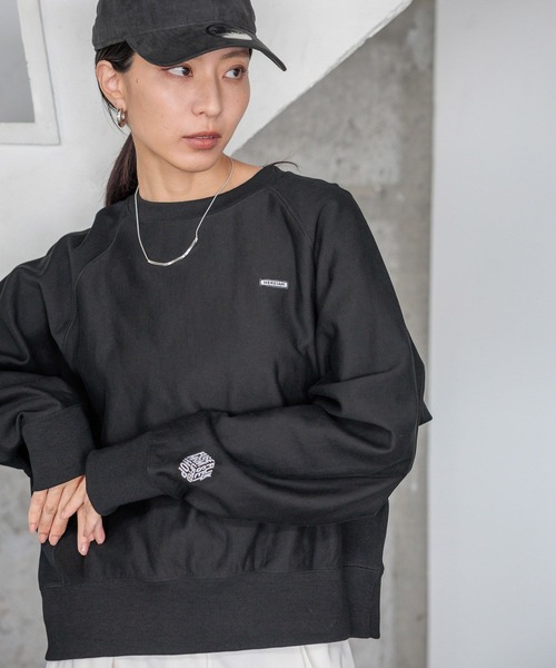 HEREIAM（ヘレイアム）の「【HEREIAM】ユニセックス/毎年人気！ワッペンロゴクルーネックトレーナー（スウェット・レディース・ホワイト/ブラック/ブラウン/アクア・MEDIUM/LARGE）」の10枚目の写真