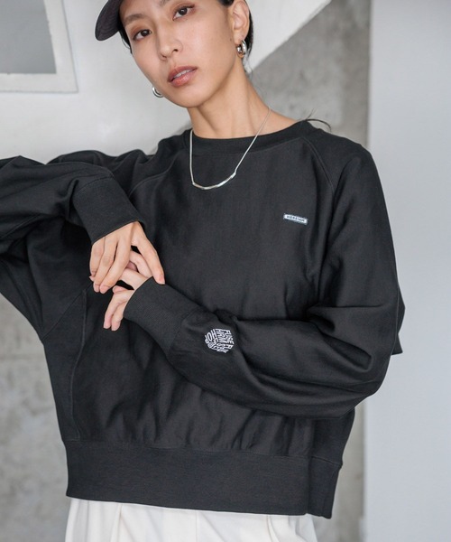 HEREIAM（ヘレイアム）の「【HEREIAM】ユニセックス/毎年人気！ワッペンロゴクルーネックトレーナー（スウェット・レディース・ホワイト/ブラック/ブラウン/アクア・MEDIUM/LARGE）」の11枚目の写真