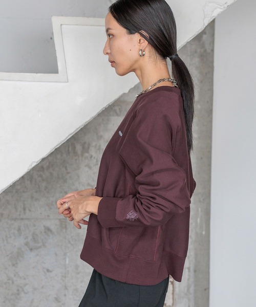 HEREIAM（ヘレイアム）の「【HEREIAM】ユニセックス/毎年人気！ワッペンロゴクルーネックトレーナー（スウェット・レディース・ホワイト/ブラック/ブラウン/アクア・MEDIUM/LARGE）」の15枚目の写真