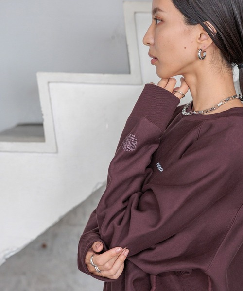 HEREIAM（ヘレイアム）の「【HEREIAM】ユニセックス/毎年人気！ワッペンロゴクルーネックトレーナー（スウェット・レディース・ホワイト/ブラック/ブラウン/アクア・MEDIUM/LARGE）」の17枚目の写真