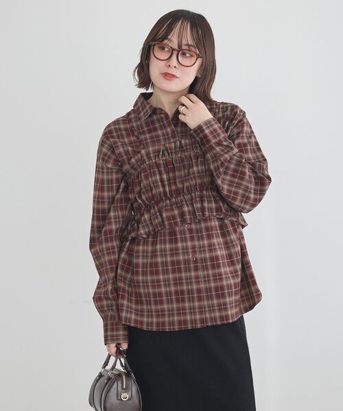 earth music&ecology(アースミュージックアンドエコロジー)の「SET2点チェック柄シャーリングビスチェ+シャツ(シャツ/ブラウス・レディース・ブラウン/ボルドー/ブラック・F)」の3枚目の写真