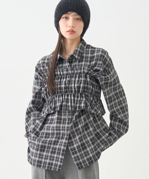 earth music&ecology(アースミュージックアンドエコロジー)の「SET2点チェック柄シャーリングビスチェ+シャツ(シャツ/ブラウス・レディース・ブラウン/ボルドー/ブラック・F)」の5枚目の写真