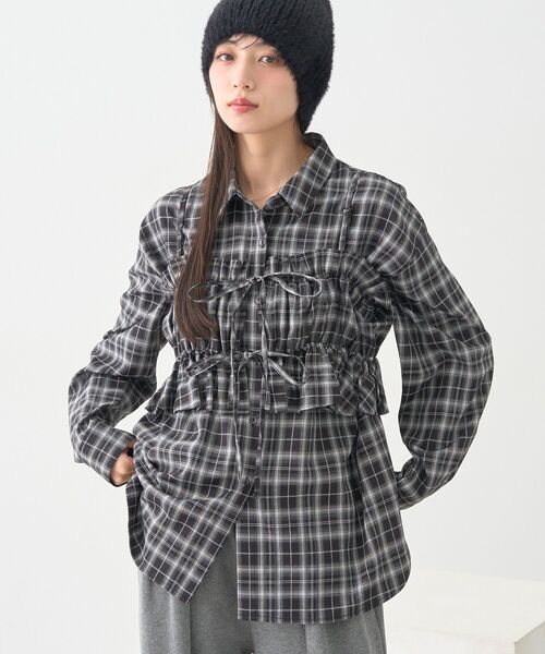 earth music&ecology(アースミュージックアンドエコロジー)の「SET2点チェック柄シャーリングビスチェ+シャツ(シャツ/ブラウス・レディース・ブラウン/ボルドー/ブラック・F)」の7枚目の写真