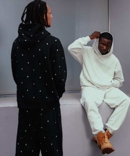 UNKNOWN LONDON(アンノウン・ロンドン)の「A'GEM/9 × .kom 『UNKNOWN LONDON/アンノウン ロンドン』 Tiny Cross Glitter Pullover Hoodie/タイクロス グリッター プルオーバーパーカー(パーカー・メンズ・オフホワイト/ブラック・L/XL)」の3枚目の写真