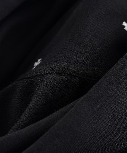 UNKNOWN LONDON(アンノウン・ロンドン)の「A'GEM/9 × .kom 『UNKNOWN LONDON/アンノウン ロンドン』 Tiny Cross Glitter Pullover Hoodie/タイクロス グリッター プルオーバーパーカー(パーカー・メンズ・オフホワイト/ブラック・L/XL)」の12枚目の写真