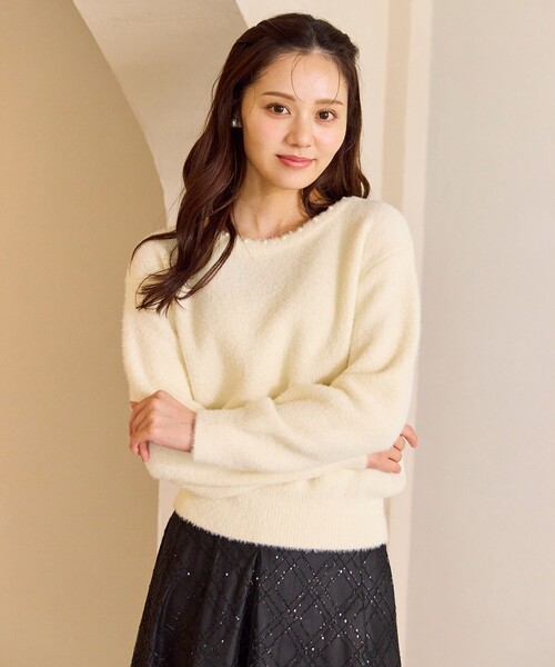Feroux(フェルゥ)の「パール付きシャギー ニット(ニット/セーター・レディース・アイボリー系/スカイブルー系/レッド系・F)」の2枚目の写真